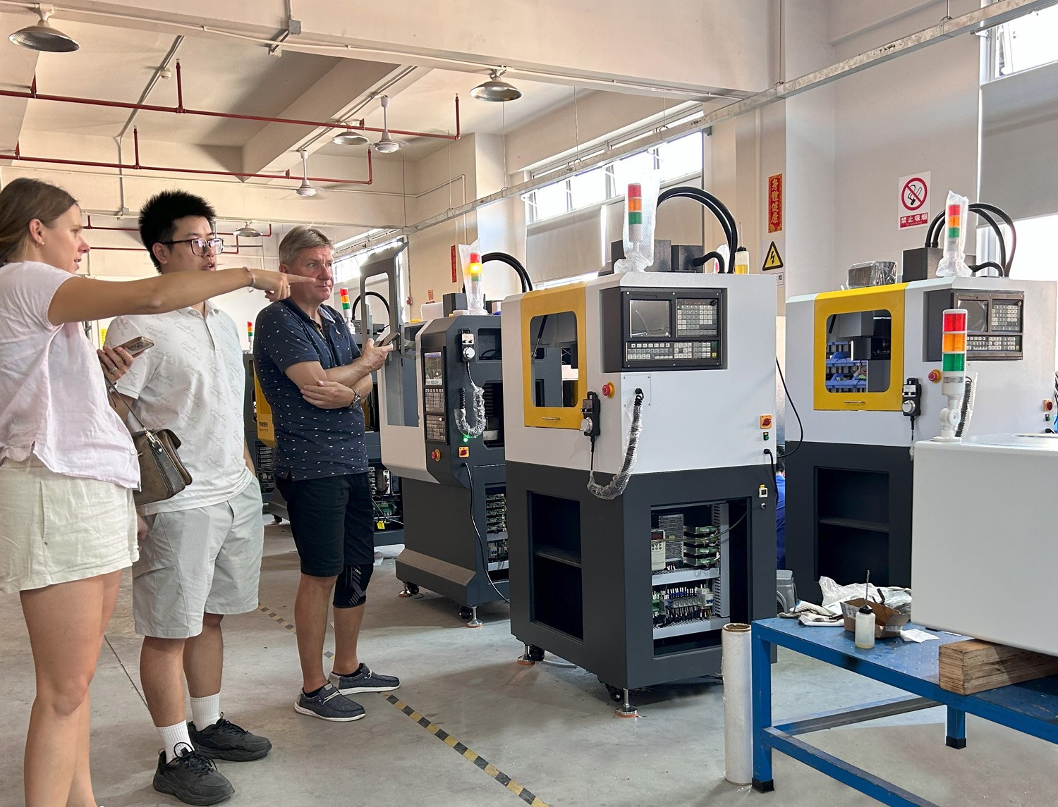 捷克客戶蒞臨育菁裝備考察桌面級加工中心，深化技術交流合作